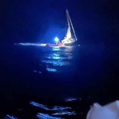 La Guardia Costera rescata a un ruso, un kasajo y cuatro uzbecos de un velero cerca de Isla de Mona