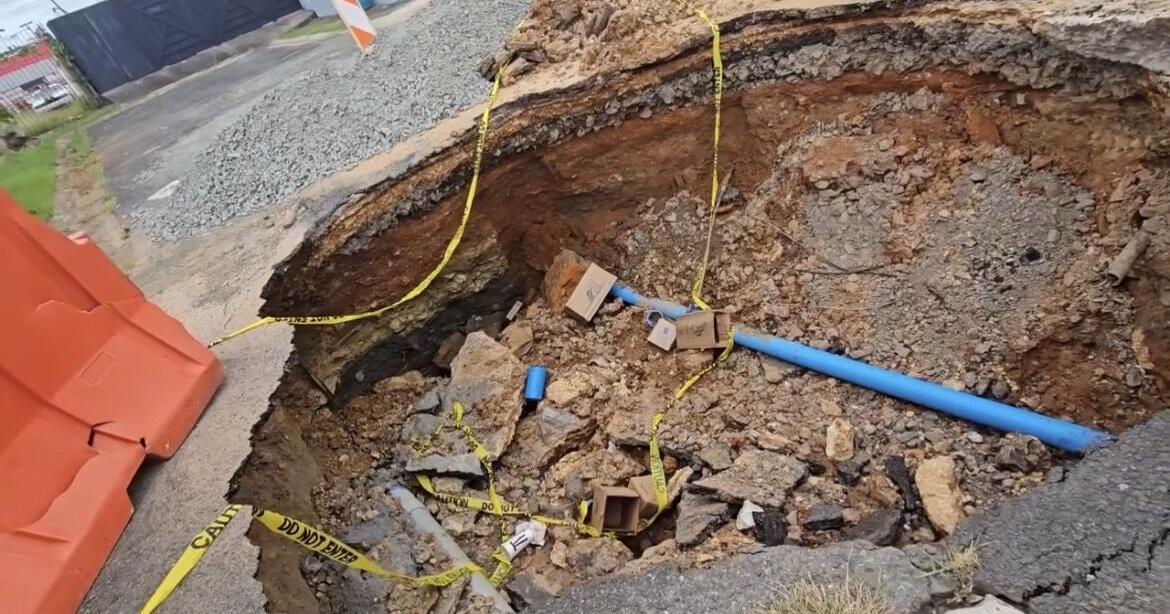 Colapso de tubería provoca enorme socavón en Levittown