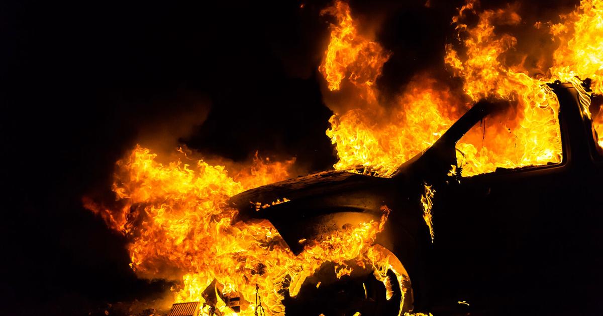Prenden fuego a dos vehículos en el garaje de una residencia en Isabela