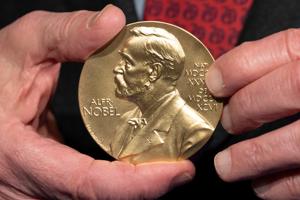 Imagen del artículo de El Vocero: Dos economistas de Estados Unidos ganan el Nobel por esclarecer la lucha contra los shocks económicos