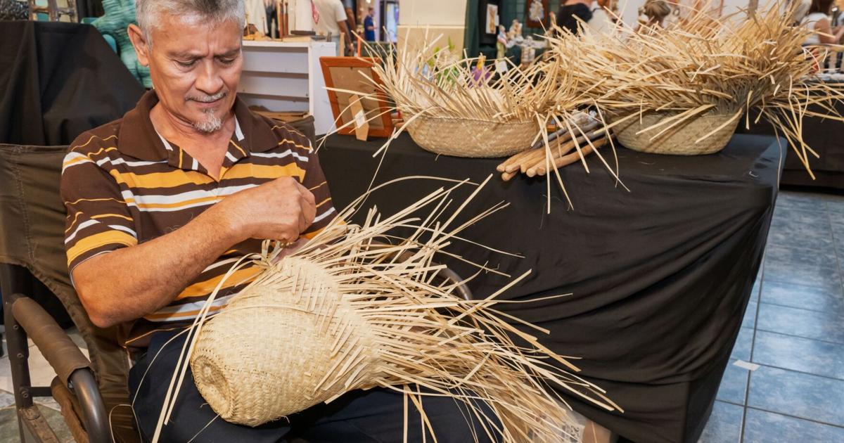 Artesano de la pava de Bad Bunny expone en la Feria de Artesanía de Plaza Las Américas