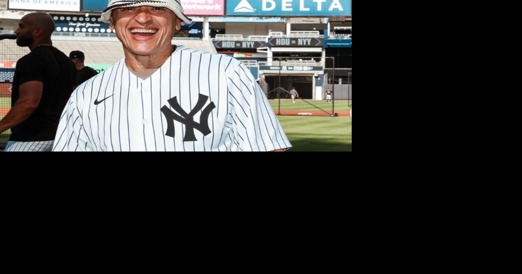 Yankees sorprenden a Elvis Crespo con camiseta personalizada con el número de Mickey Mantle