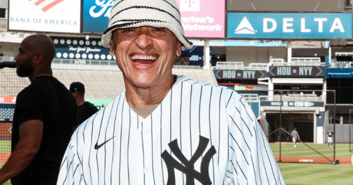 Yankees sorprenden a Elvis Crespo con camiseta personalizada con el número de Mickey Mantle