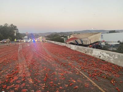 Un camión se vuelca y derrama miles de tomates en una autopista