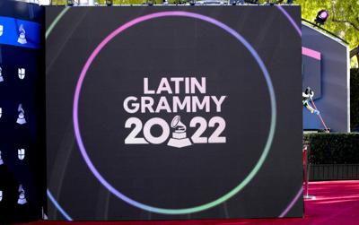 Artistas desfilan por la alfombra roja del Latin Grammy