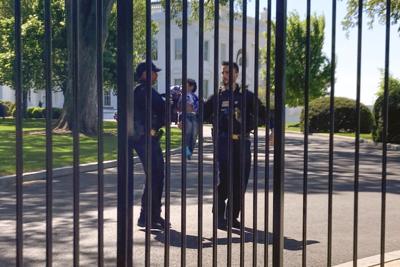 INSÓLITO: Pequeño niño atraviesa valla y entra a la Casa Blanca