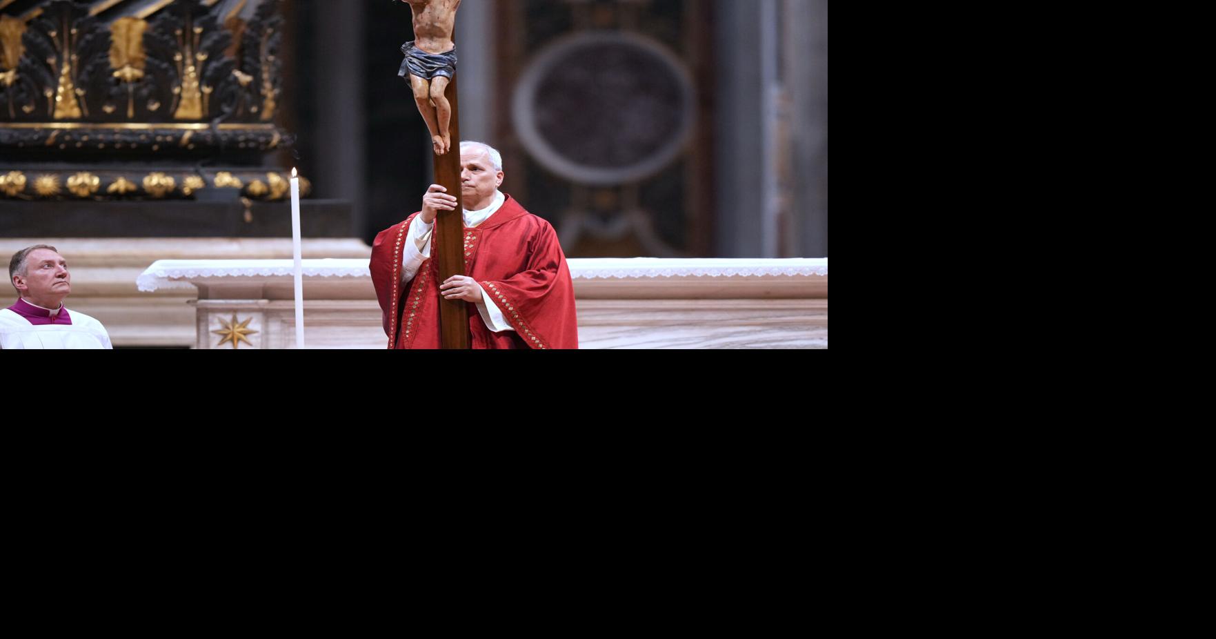 Es la primera vez en décadas que un papa lleva la cruz en todas las estaciones del Vía Crucis en el Coliseo.