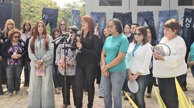 Fiscales litigan en mahones en solidaridad con víctimas de violencia sexual