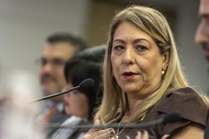 Imagen de la cobertura de: Familia entrega documentos requeridos por el Senado