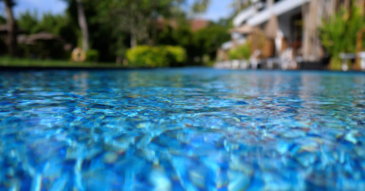 Proyecto de ley exigiría vallas de seguridad en piscinas de alquileres a corto plazo