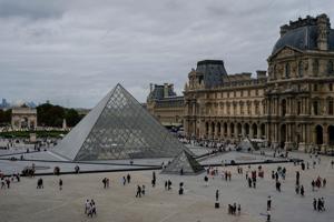 Cierran famoso Museo del Louvre tras presunto robo