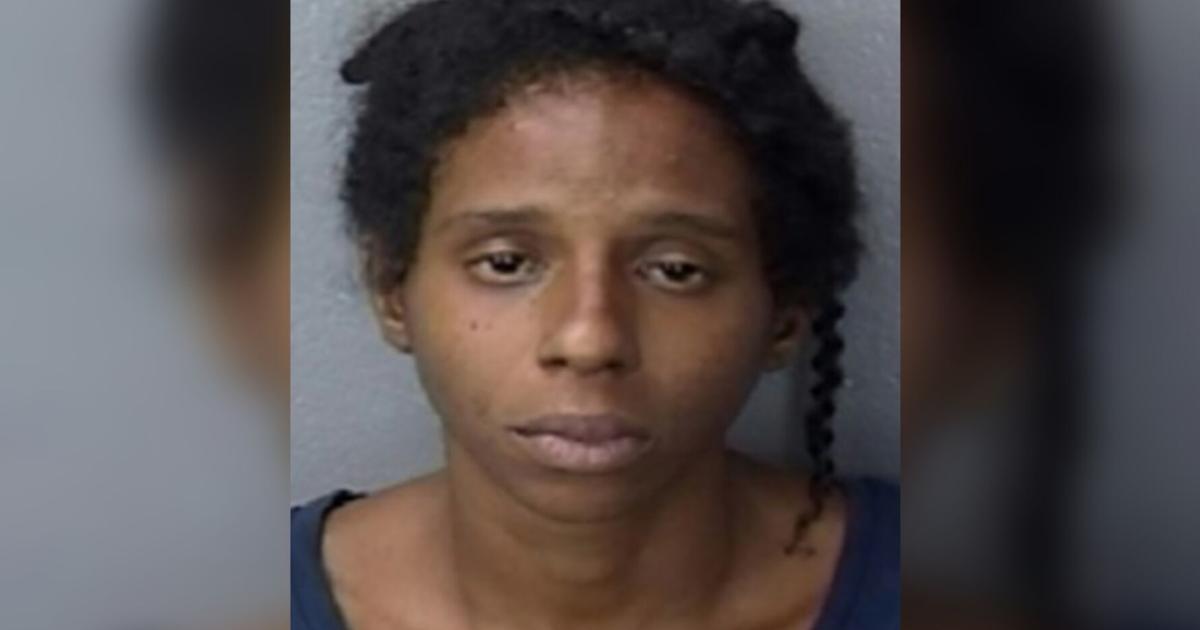 Mujer enfrenta cargos tras presuntamente robarle el carro a septuagenario en Carolina