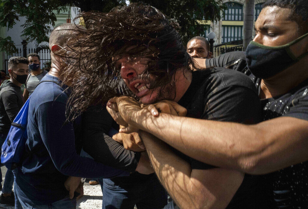 Cubanos se lanzan a la calle en protesta contra el desabastecimiento - Vimarsana News