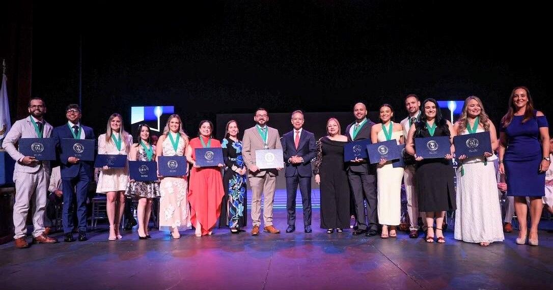 ‍⚕️‍⚕️ La ceremonia reconoció a especialistas formados en distintas áreas de la medicina y destacó avances en educación médica y cirugía robótica
