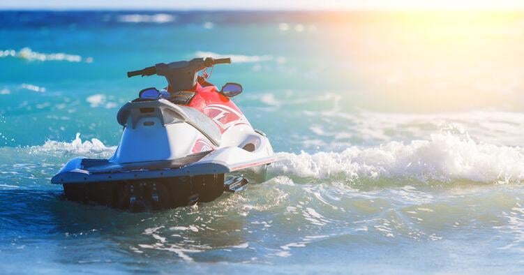 Dos jóvenes resultan gravemente heridos tras chocar 'jet ski' contra embarcación en Salinas