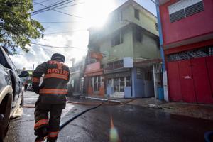 Imagen de la cobertura de: Bomberos extinguen incendio en un apartamento en Santurce sin heridos reportados