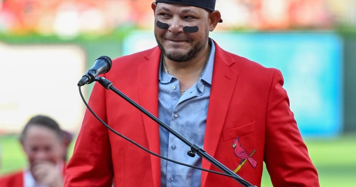 Yadier Molina es exaltado al Salón de la Fama de los Cardinals de San Luis