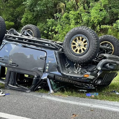 Un hombre levanta un Jeep para rescatar a un bebé tras un accidente
