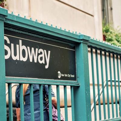 Fallece mujer tras caer por escaleras en metro de NY