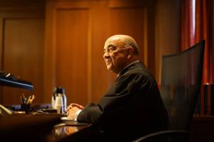 Imagen del artículo de El Vocero: Muere Alvin Hellerstein, juez federal que presidió casos vinculados a Trump, Maduro y los atentados del 9/11