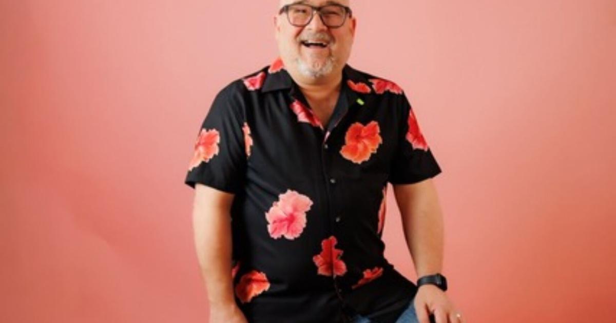 Héctor Méndez lleva humor de la generación X a los escenarios