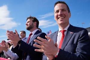 Ameriški senator kolumbijskih korenin Bernie Moreno kot povezava Trumpa s konservativci Latinske Amerike