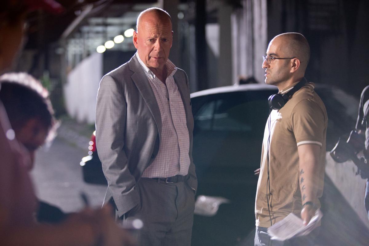 En El Set Con Bruce Willis Escenario Elvocerocom Ver Trauma Center Pelicula Completa En Español Castellano