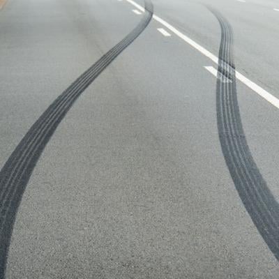 Persecución en Las Piedras culmina en accidente y arresto de dos jóvenes por drogas