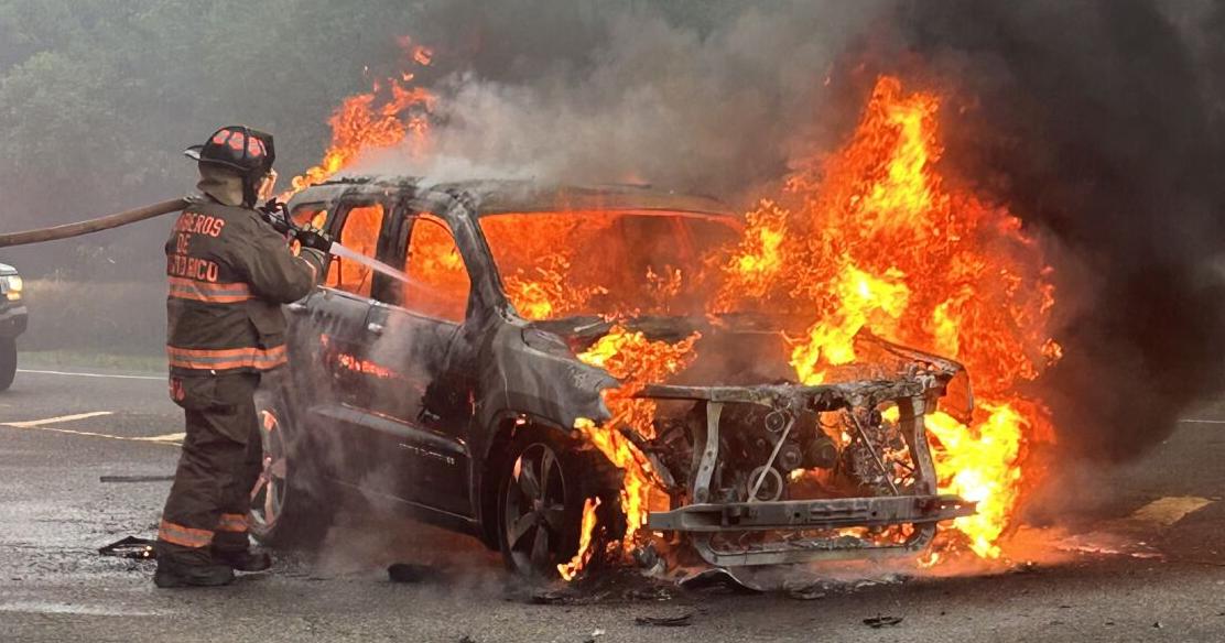 Vehículo se incendia en la PR-10 en Arecibo; tres ocupantes salen ilesos