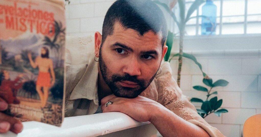 Juan Cosme habla sobre el proceso creativo detrás de “Lo arriesgo todo” y cómo su versión llegó a manos del artista.