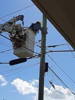 Reparan luminaria deteriorada en Arecibo