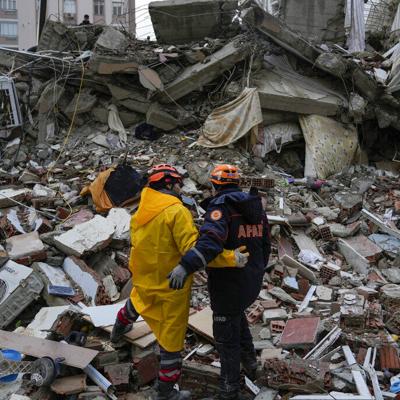 Biden promete "toda la ayuda necesaria" a Turquía tras devastador terremoto