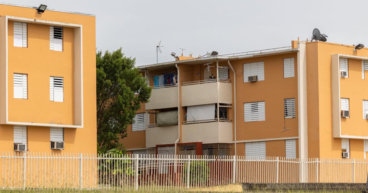 Diligencian múltiples allanamientos en residencial de Santa Isabel