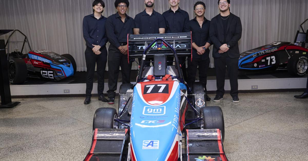 Del salón de clases a la pista: estudiantes del RUM crean histórico carro eléctrico