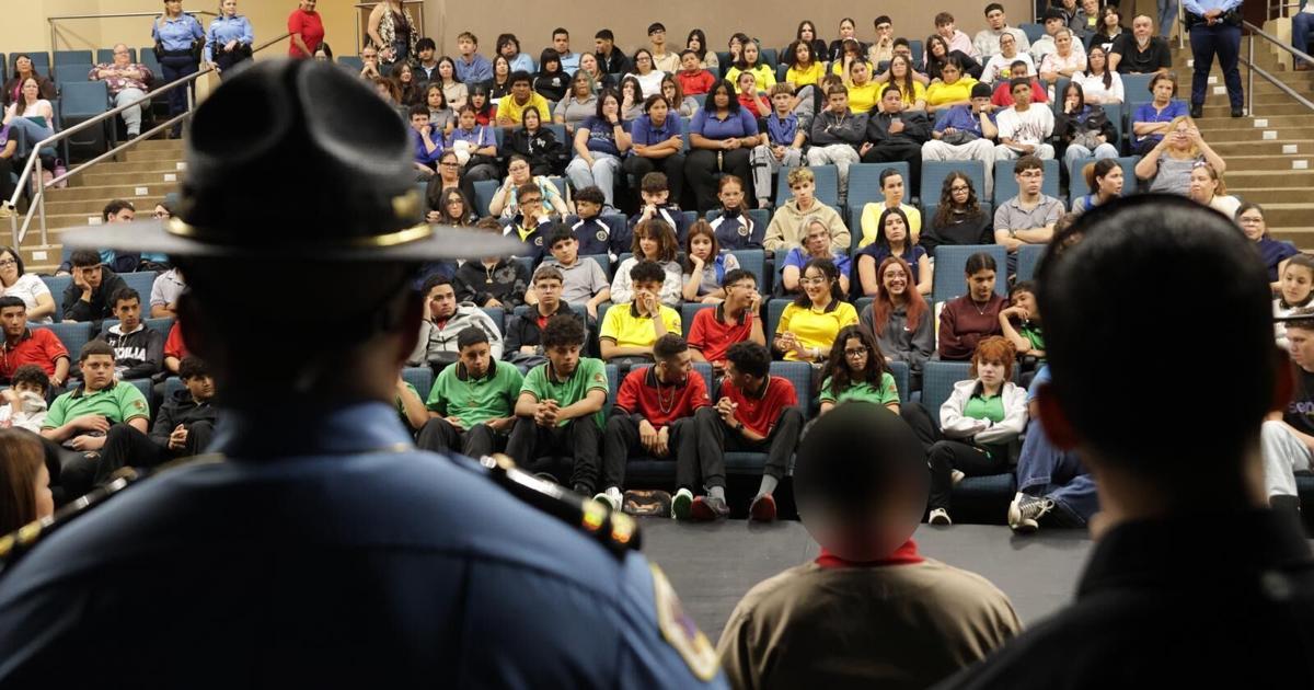 Impactan a estudiantes de Arecibo con testimonios de confinados