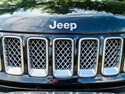 ALERTA: Llaman a revisión a más de 350,000 vehículos Jeep