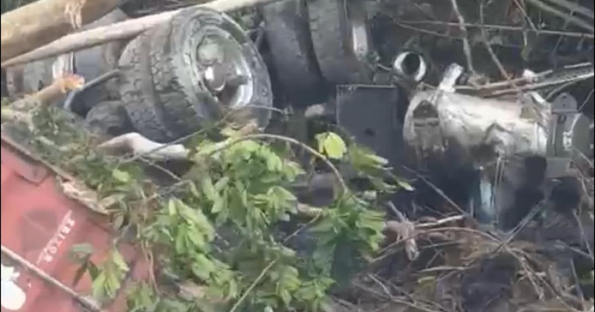 Camionero de 68 años muere tras volcarse su vehículo en la PR-52 en Caguas
