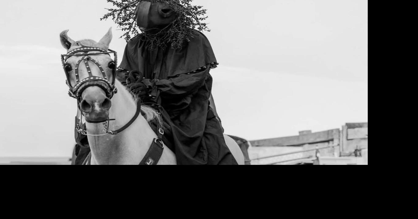 El artista loiceño Hashlye Pérez Vega revive "La Muerte en Cuero", el vejigante negro centenario
