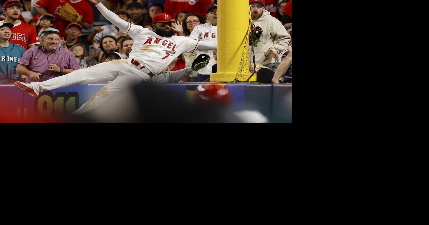 El jardinero realizó tres espectaculares atrapadas, incluyendo un choque contra los asientos que salvó a los Angelinos en la novena.
