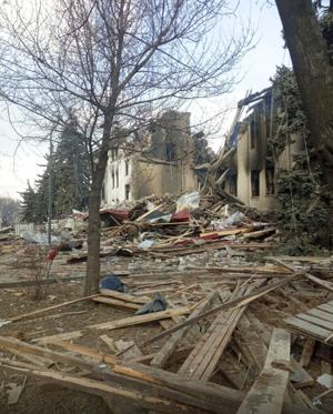 Desesperado rescate de más 1,300 personas del sótano de un teatro bombardeado en Ucrania 6234dc219514c.image