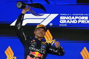 Imagen del artículo de El Vocero: Verstappen gana en Singapur y Antonelli queda a un paso de hacer historia