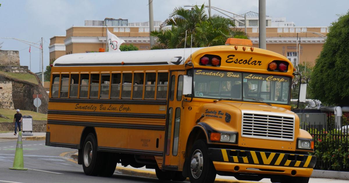 Transportistas escolares alertan atrasos y posible déficit de $12.5M en Educación