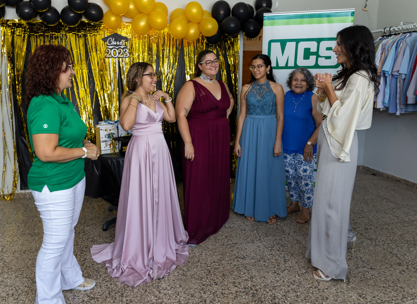 Reciben trajes para celebrar su graduaci n Otros elvocero