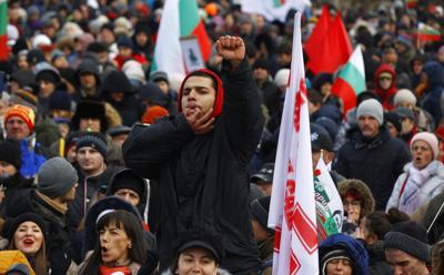Un grupo de manifestantes antivacunas buscan asaltar el Parlamento en Bulgaria
