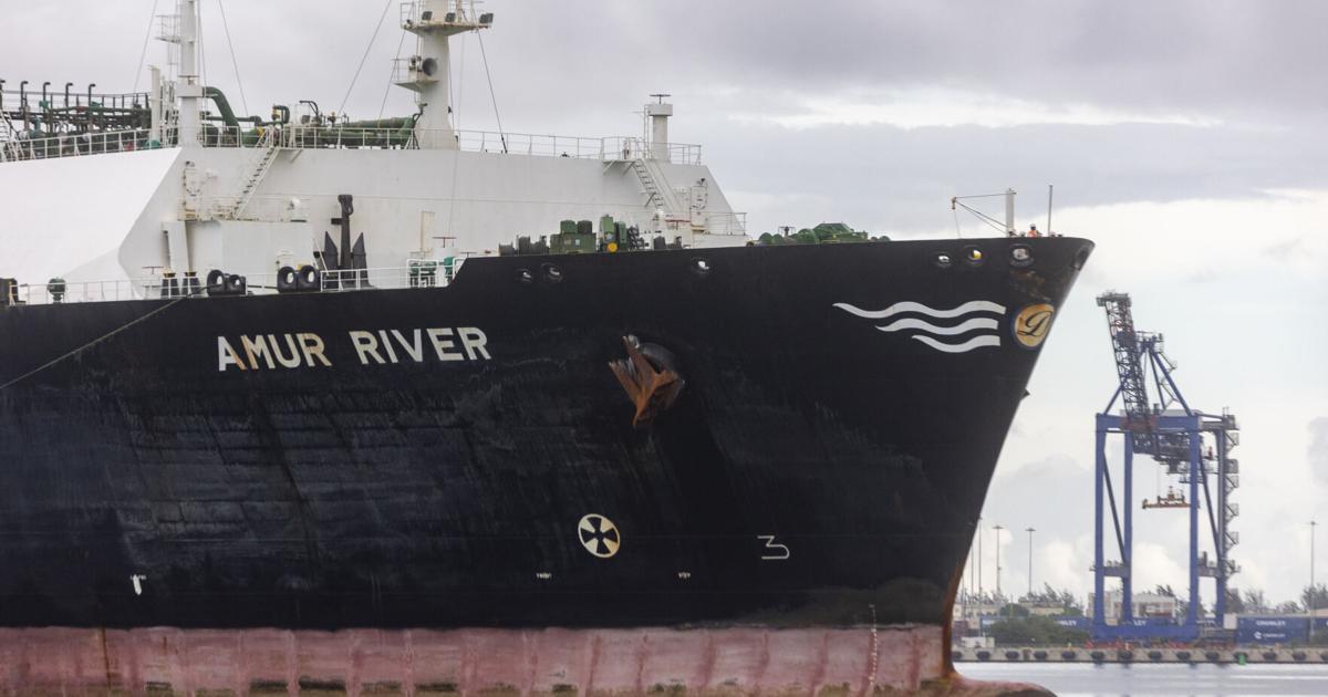 Tanquero Amur River llega a Puerto Rico con solo 60% de su carga de gas natural