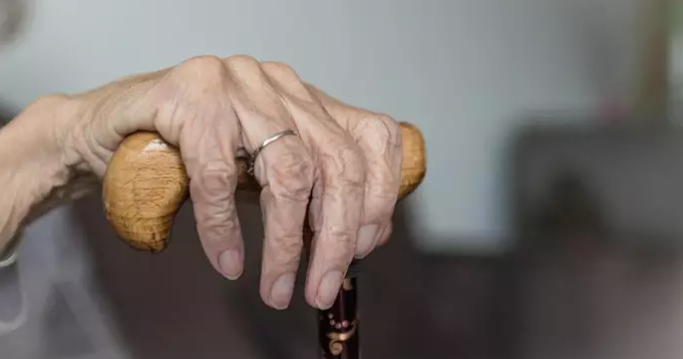 Estudio revela que adultos mayores priorizan estabilidad económica, salud y autonomía para envejecer con calidad de vida.