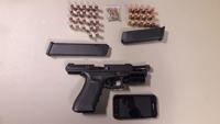 Encuentran bulto lleno de armas y marihuana