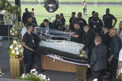 Funeral de Pelé: Aficionados despiden a Pelé en el estadio de Santos