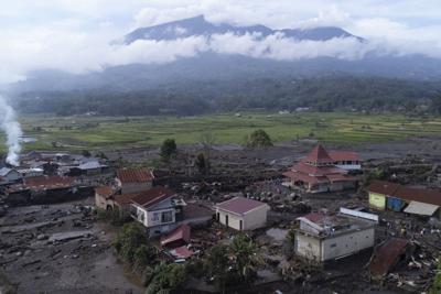 Rescatistas en Indonesia luchan contra el tiempo tras inundaciones