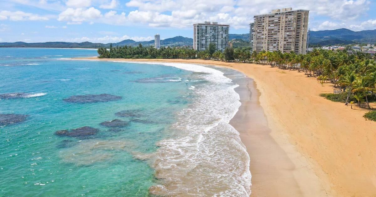 Cientos de voluntarios limpian playas de Puerto Rico, Vieques y Culebra en jornada internacional